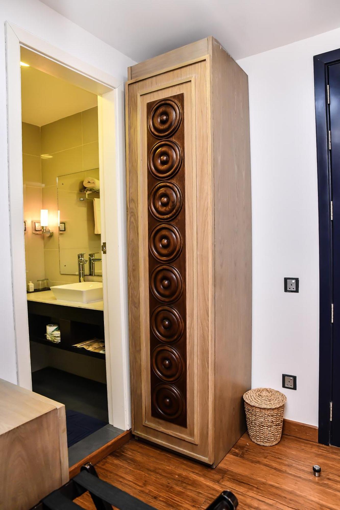 Beehive Premier Hotel 3*