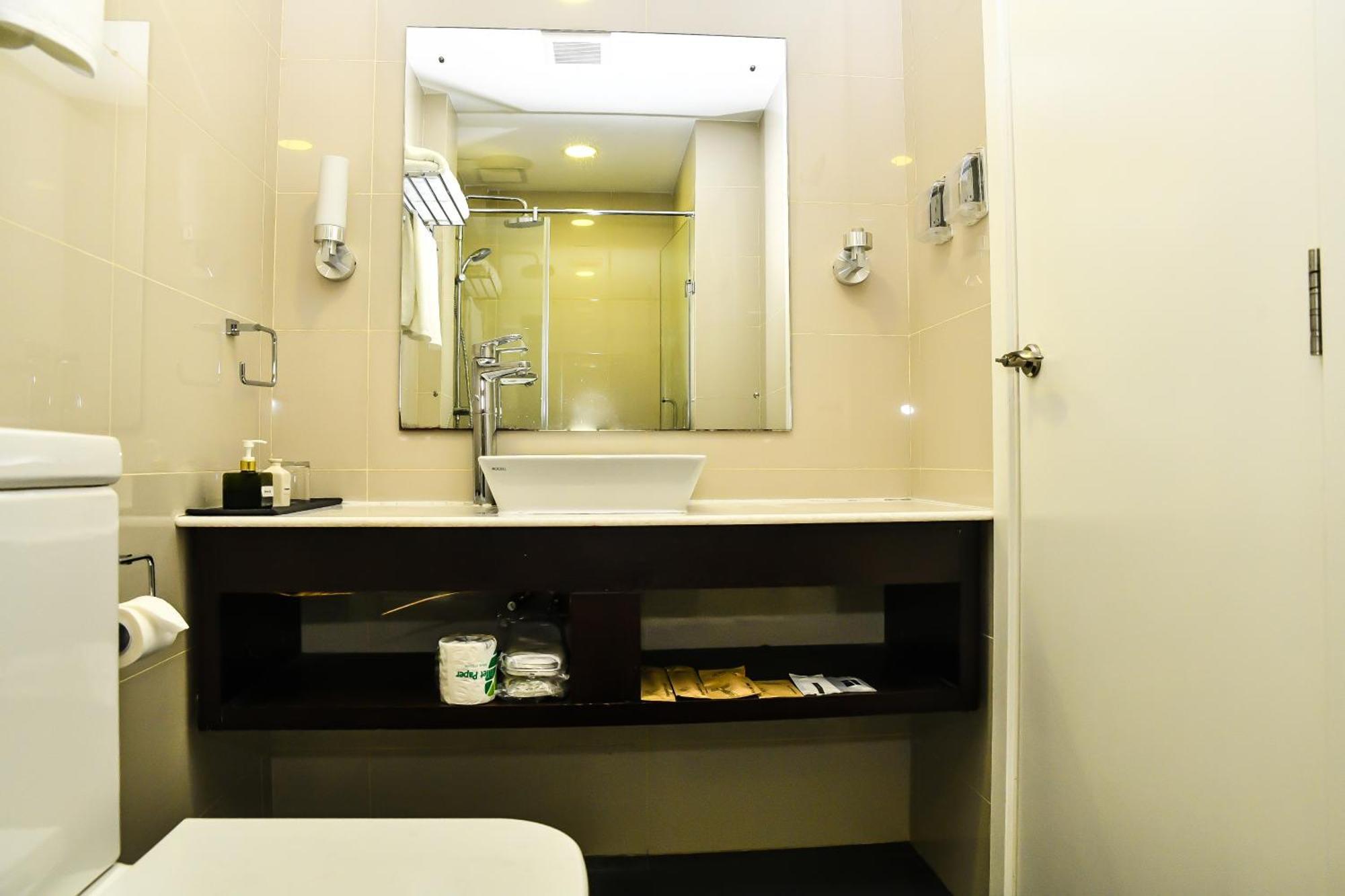 Beehive Premier Hotel 3*