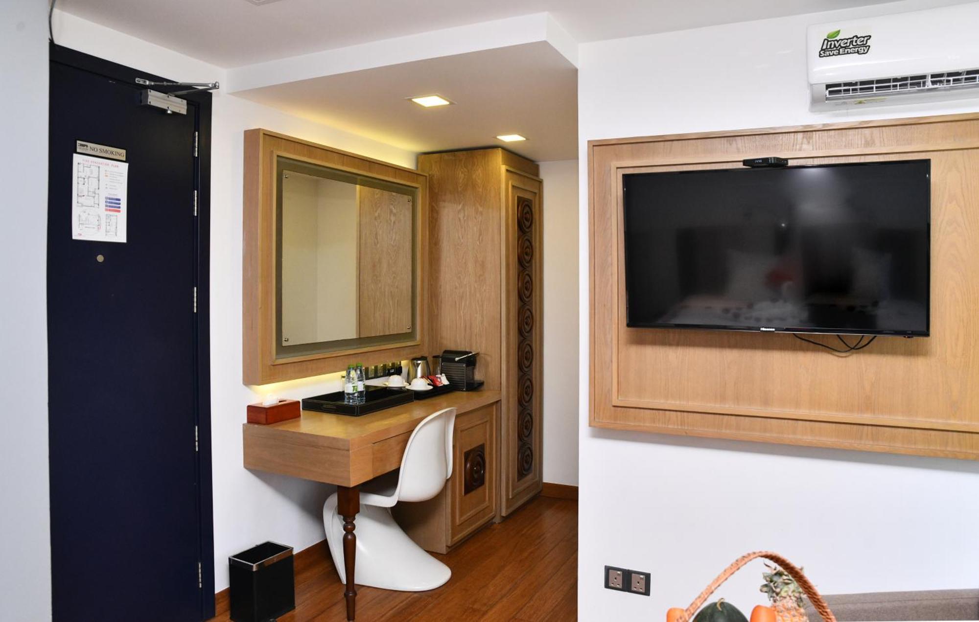 Beehive Premier Hotel 3*